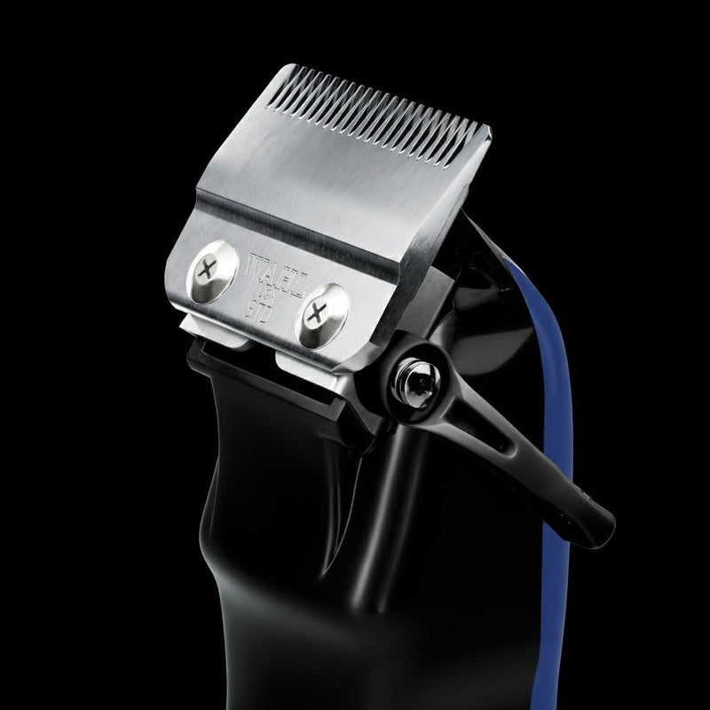 Close-up of the Wahl Stagger-Tooth Crunch Blade on the blue cordless magic clip, highlighting the alternating tooth heights for seamless blending.